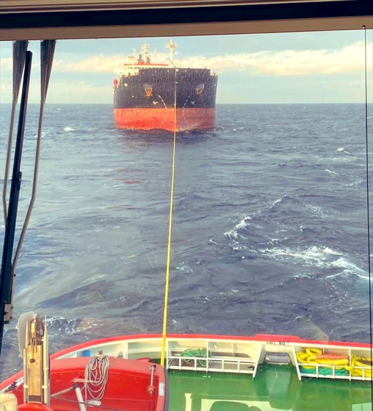 Çanakkale açıklarında arızalanan tanker Bozcaada Demir Sahası\'na götürüldü