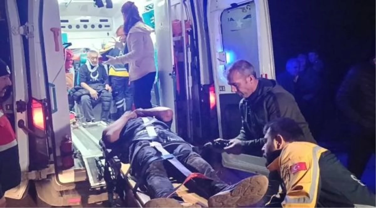 Çanakkale\'de midibüs ile otomobil çarpıştı: 1 ölü, 4 yaralı