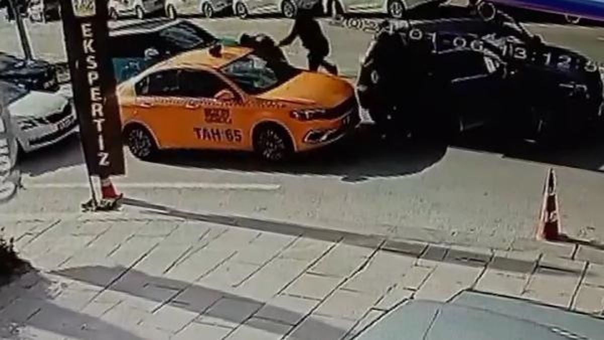 Çekmeköy\'de trafik kazası sonrası sürücüler arasında kavga çıktı