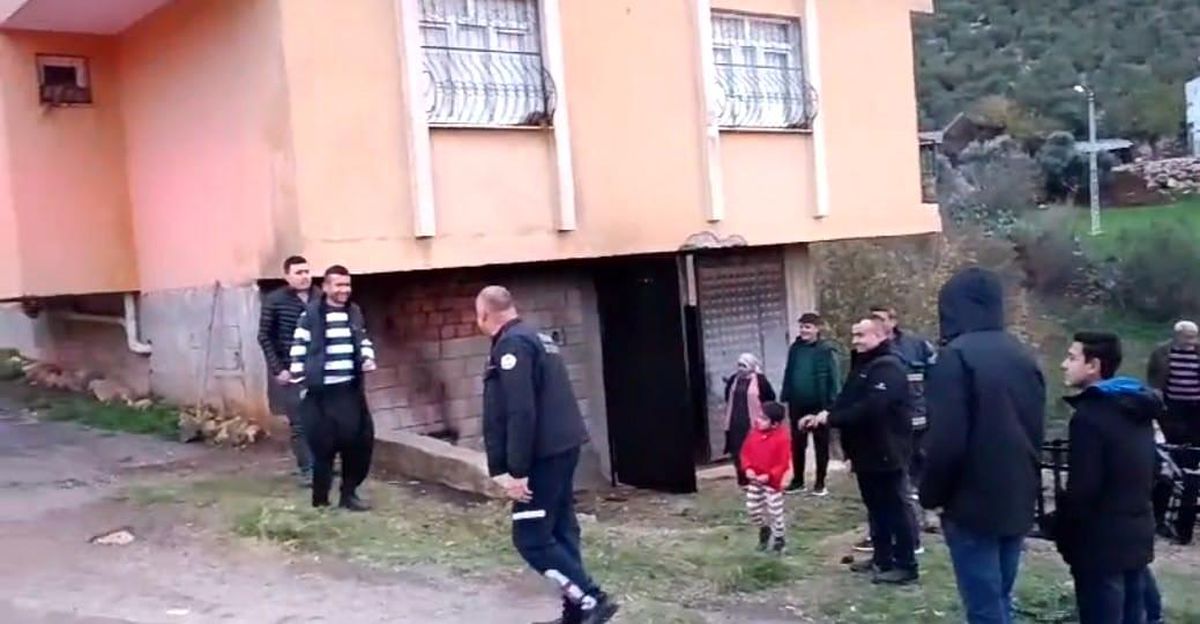 Adana Kozan\'da Ahırda Çıkan Yangın Söndürüldü