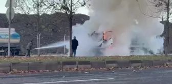 Diyarbakır'da çöp kamyonu yangınına sulama aracı müdahale etti