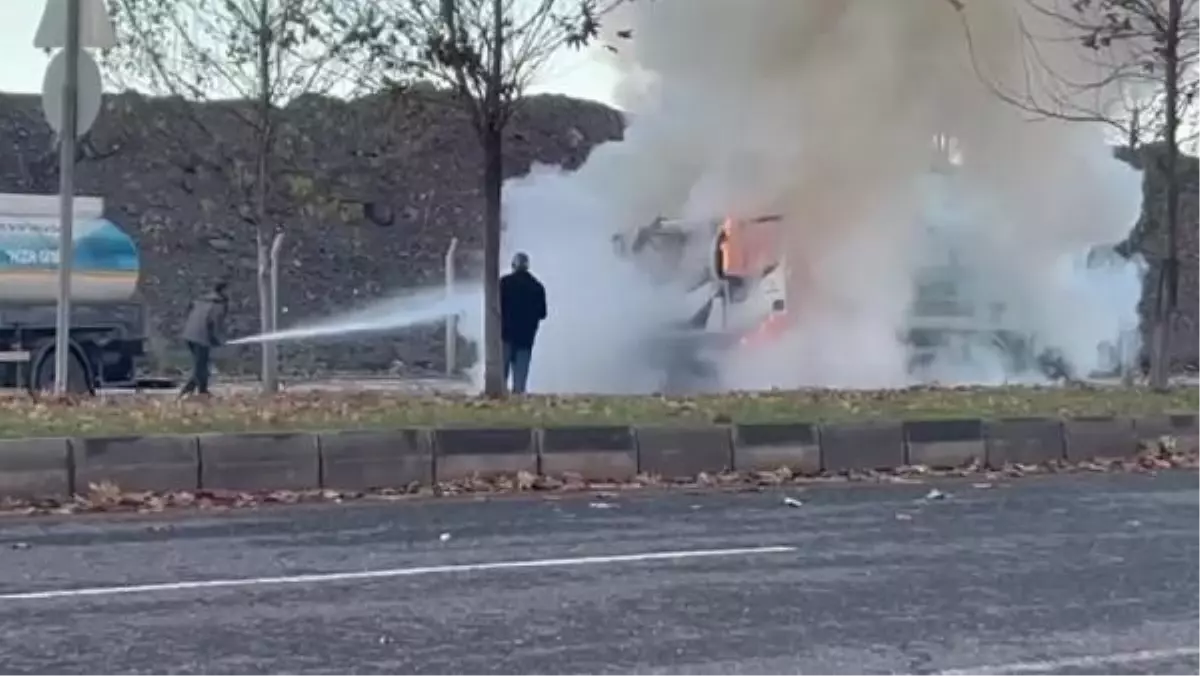 Diyarbakır'da çöp kamyonu yangınına sulama aracı müdahale etti