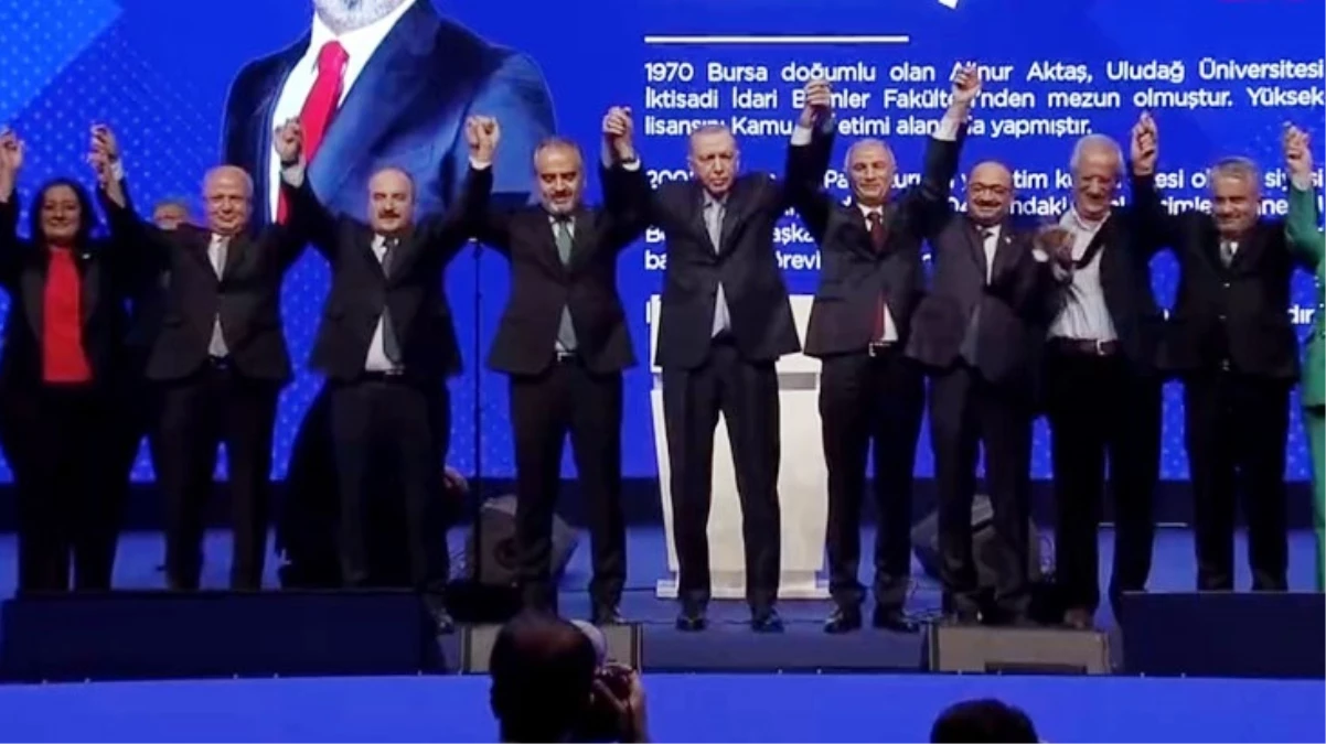 Cumhurbaşkanı Erdoğan belediye başkan adaylarını "Şemmame" türküsünün ezgileri eşliğinde açıkladı