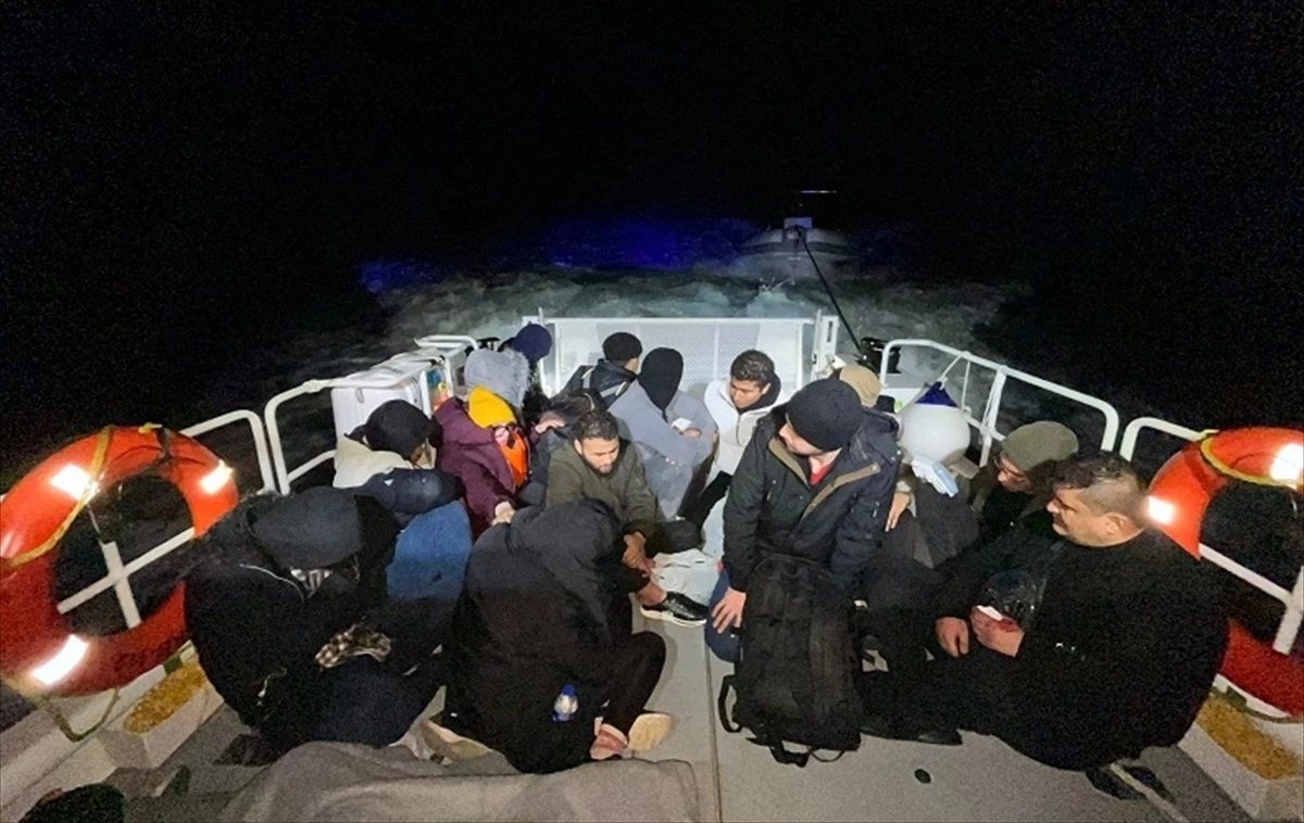 Muğla\'nın Datça ilçesi açıklarında 17 düzensiz göçmen kurtarıldı