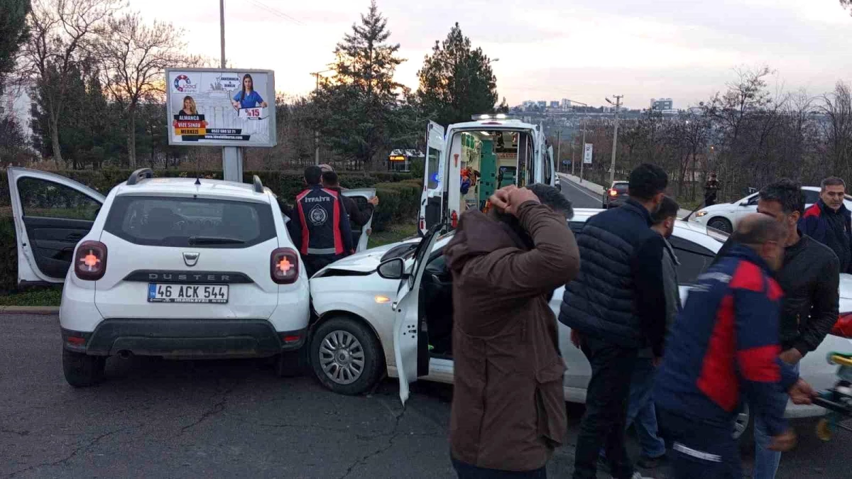 Diyarbakır\'da Dicle Üniversitesi yerleşkesinde iki otomobil çarpıştı, 2 kişi hafif yaralandı