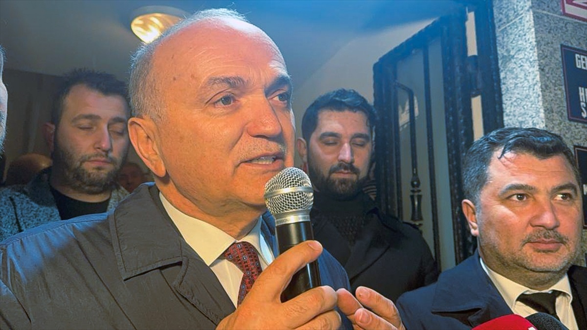 Faruk Özlü, İstanbul\'daki aday tanıtım töreninin ardından meşalelerle karşılandı