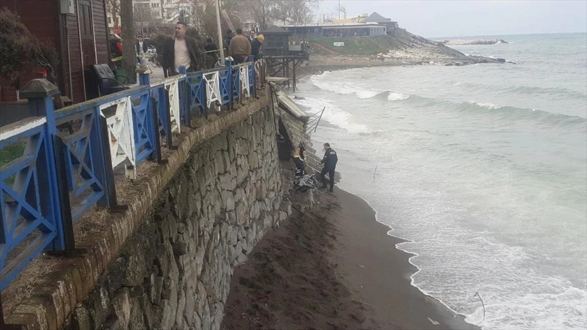 Düzce\'nin Akçakoca ilçesinde sahilde erkek cesedi bulundu