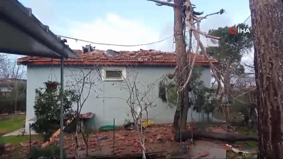 Edirne\'de hortum çatıları uçurdu: Ağaç ve direkleri devirdi