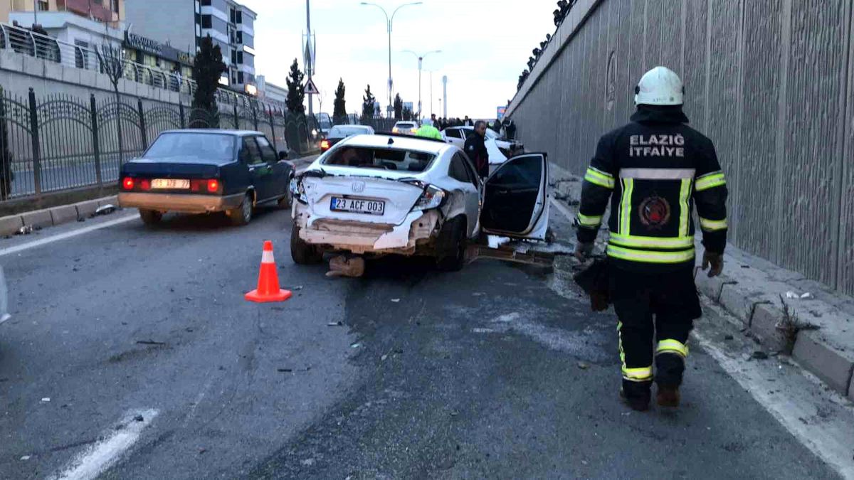 Elazığ\'da iki otomobilin çarpışması sonucu meydana gelen kazada yaralanan olmadı