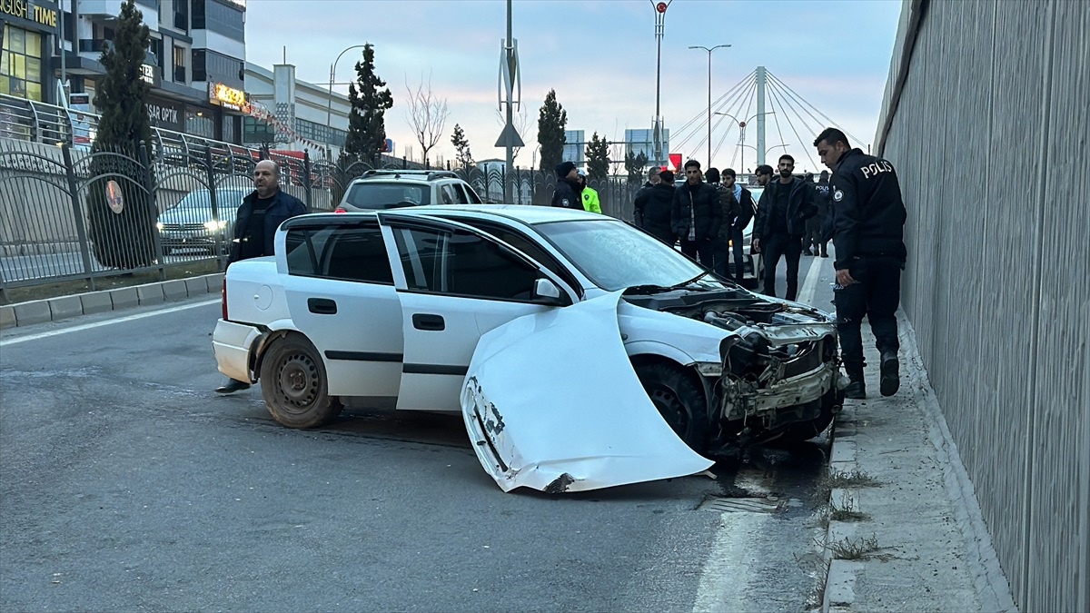 Elazığ\'da trafik kazasında iki otomobilde hasar oluştu