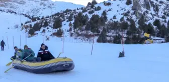 Erzincan'da Ergan Dağı'nda Kar Üzerinde Rafting Heyecanı