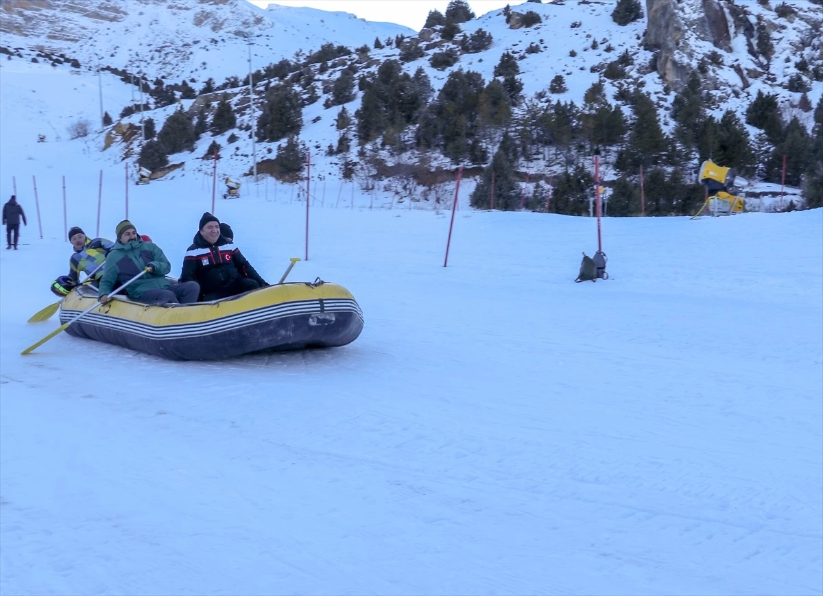 Erzincan\'da Ergan Dağı\'nda Kar Üzerinde Rafting Heyecanı