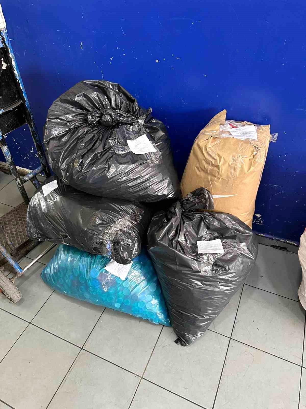 Erzincan\'da İlkokul Öğrencisi Mavi Kapaklarla Engelli Arkadaşına Tekerlekli Sandalye Alacak