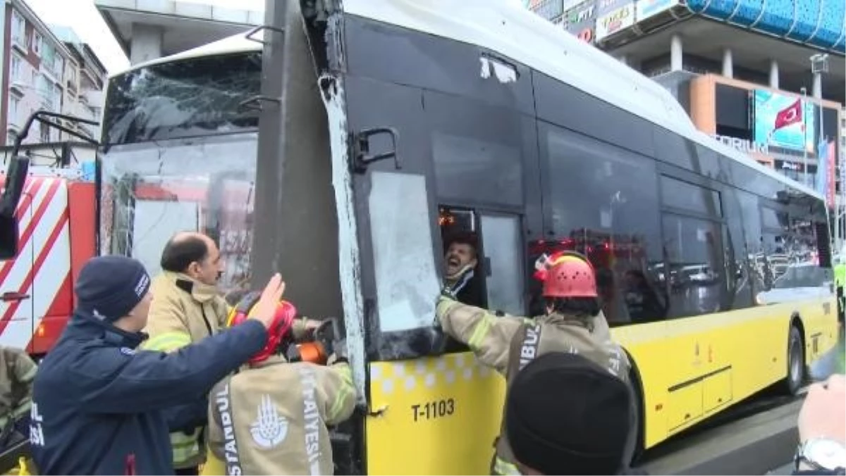 İETT otobüsü refüje çıkarak yön tabelası direğine çarptı, 8 kişi yaralandı