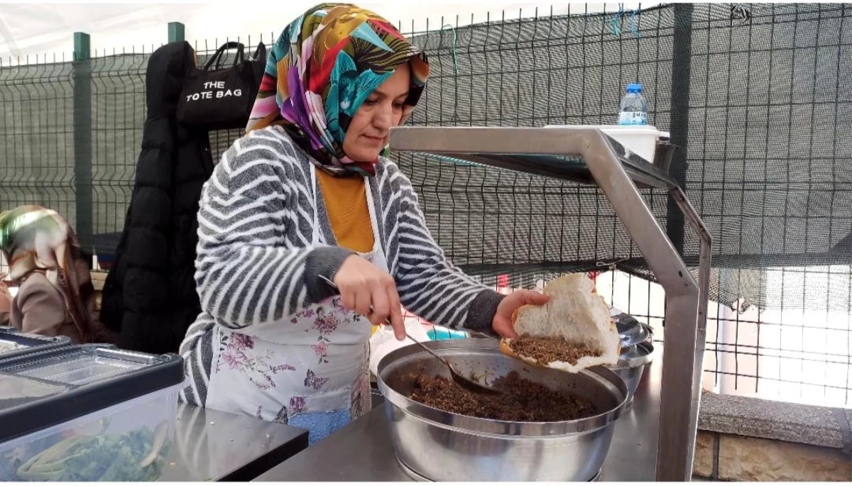 Kahramanmaraş\'ta Ev Hanımı, Yaptığı Ev Yemeklerini Pazarda Satıyor