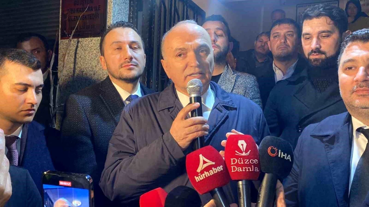 Düzce\'de AK Parti Belediye Başkanı Dr. Faruk Özlü, Meşalelerle Karşılandı