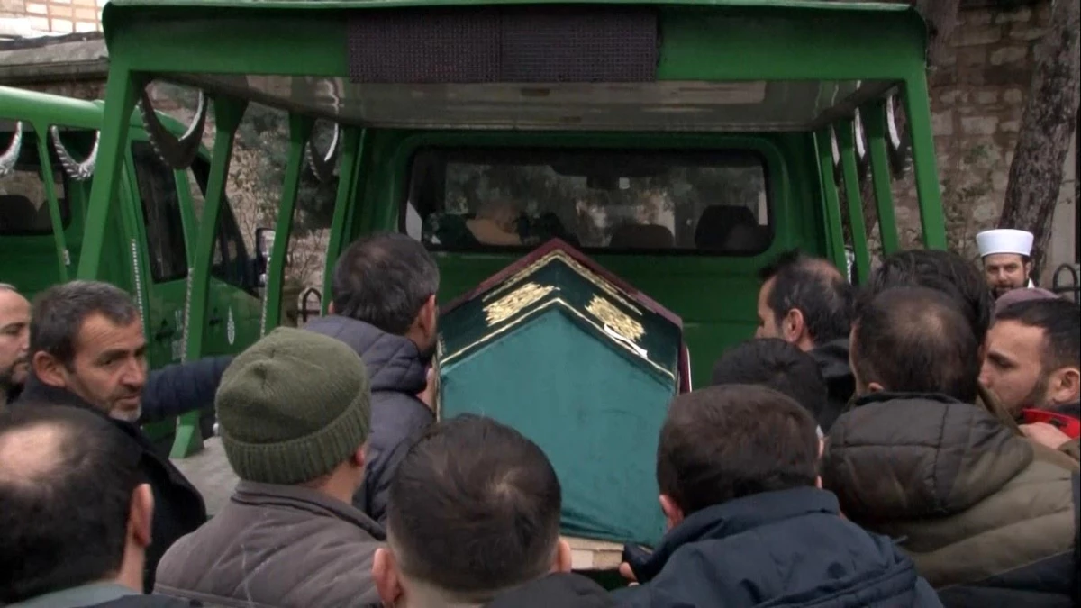 Fatih\'te erkek arkadaşı tarafından öldürülen genç kız son yolculuğuna uğurlandı