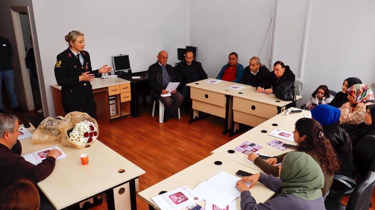 Isparta\'da Görme Engelli Kadınlara KADES Uygulaması Tanıtıldı