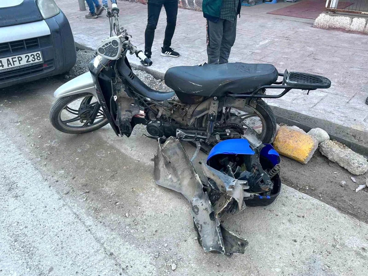 Akyazı\'da hafif ticari araç ile motosiklet çarpıştı: 2 yaralı