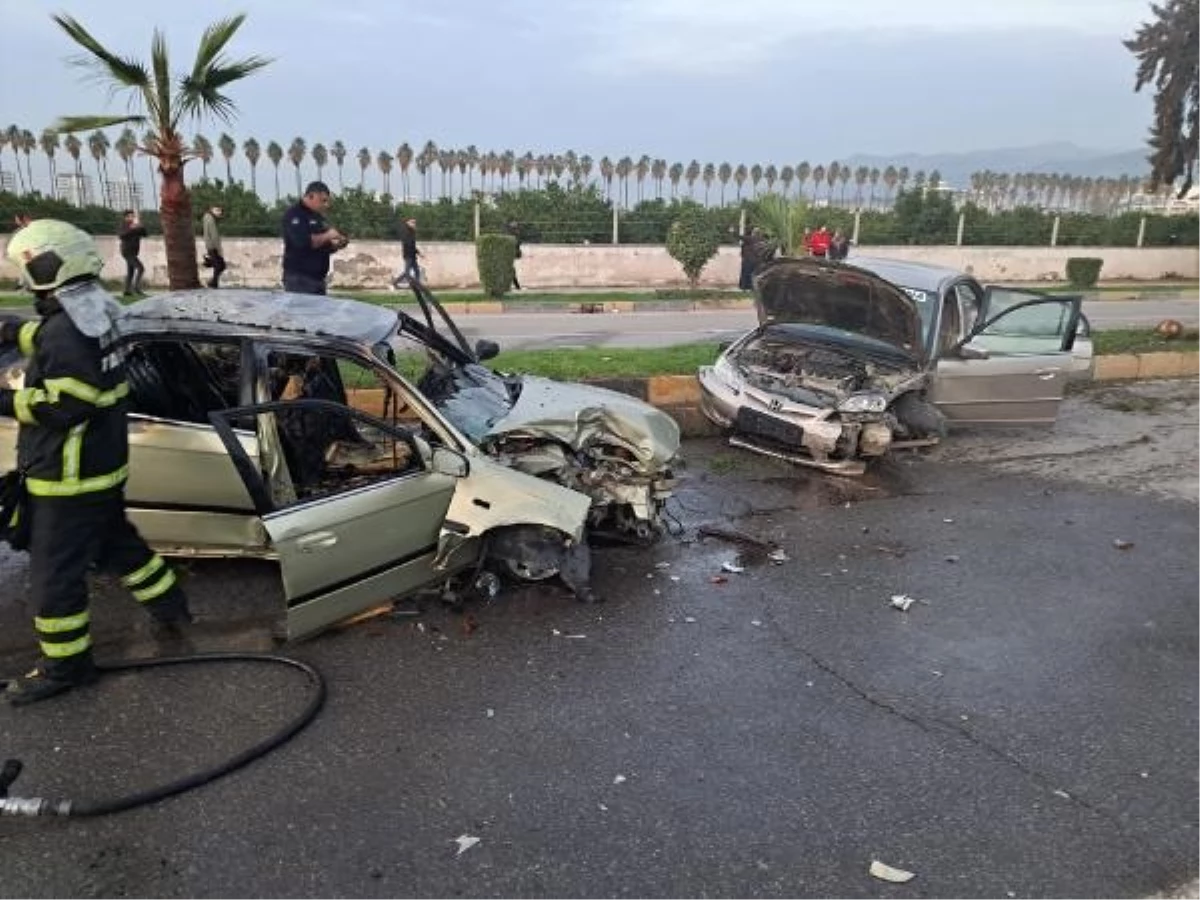 Dörtyol\'da kaza: Otomobiller çarpıştı, biri alev aldı