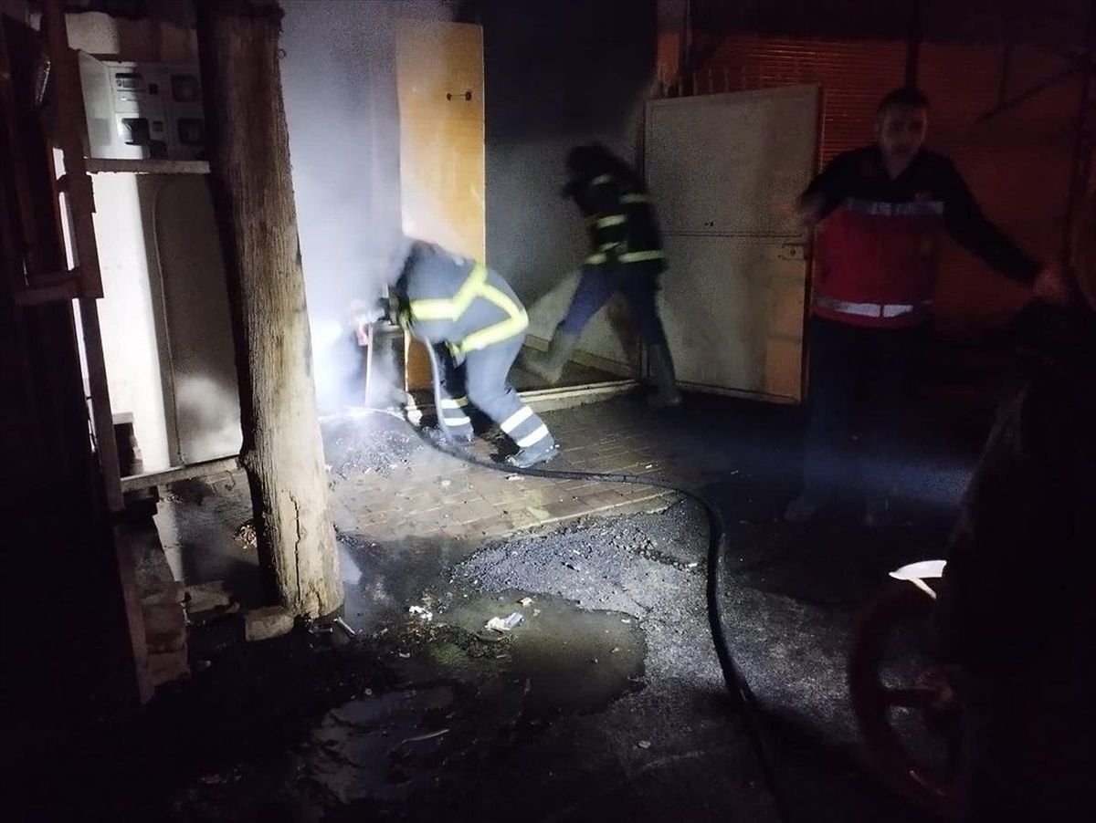 Hatay\'da depoda çıkan yangında motosiklet ve bisikletler kullanılamaz hale geldi