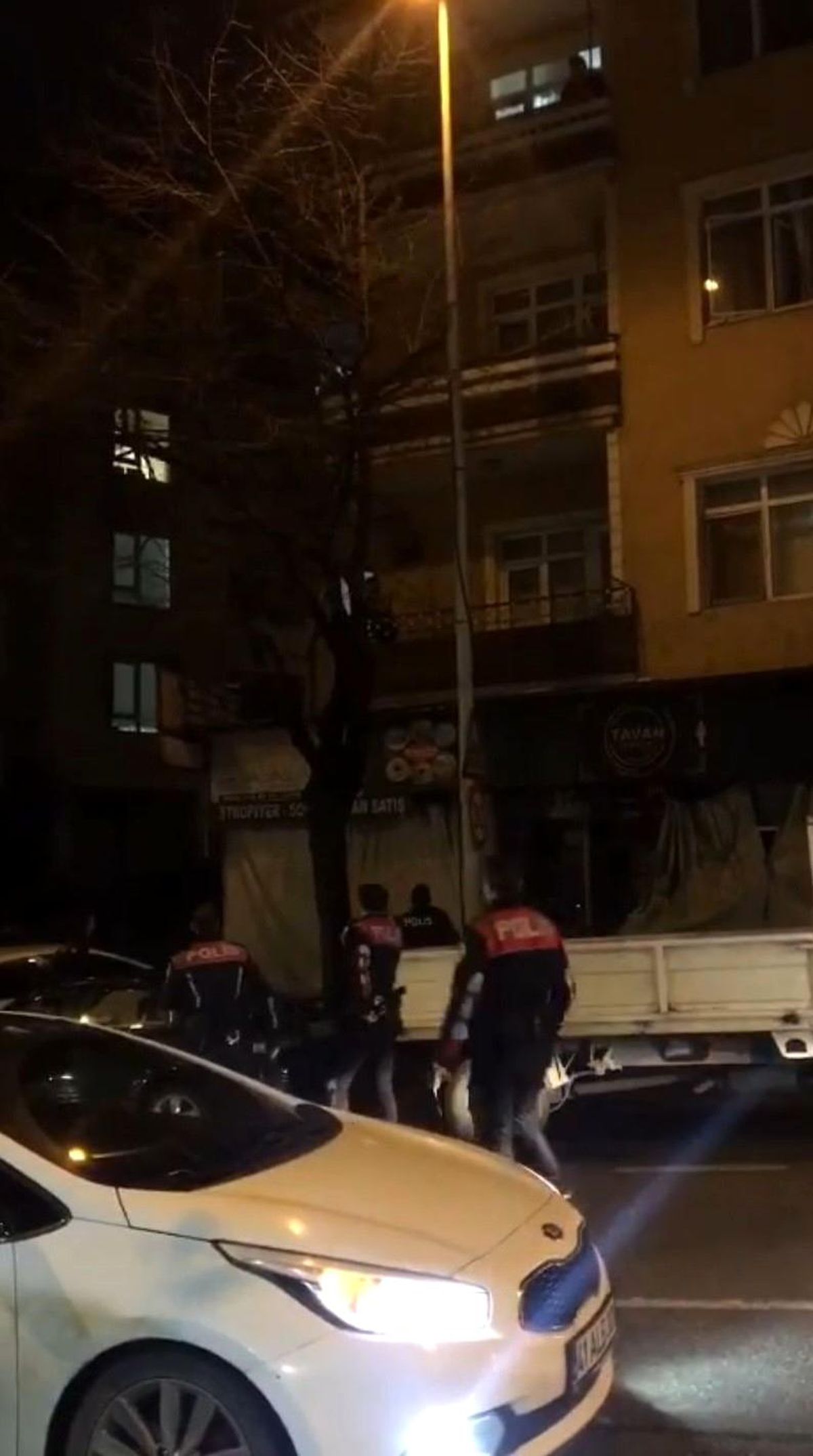 İzmit\'te Ev Sahibinin Balkona Tırmanan Hırsız Polis Tarafından Yakalandı