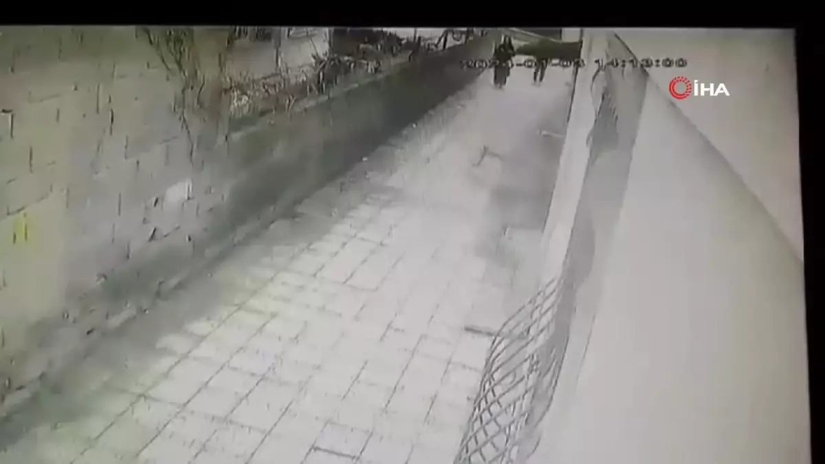 Hırsızların bina mazgallarını çaldığı anlar kamerada