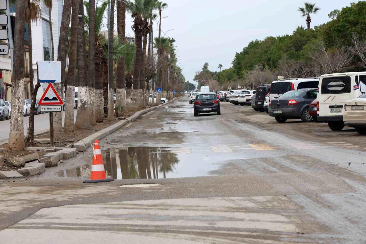 İskenderun\'da sular çekildi, vatandaşlar sahil kıyısında keyif yapıyor