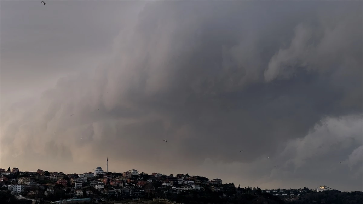 İstanbul\'da Şiddetli Yağmur ve Fırtına Etkisi