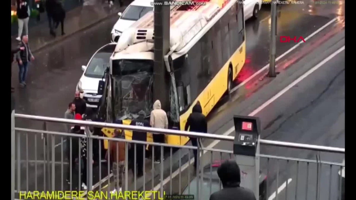 ESENYURT\'ta İETT otobüsü kaza yaparken tabela direğine çarptı