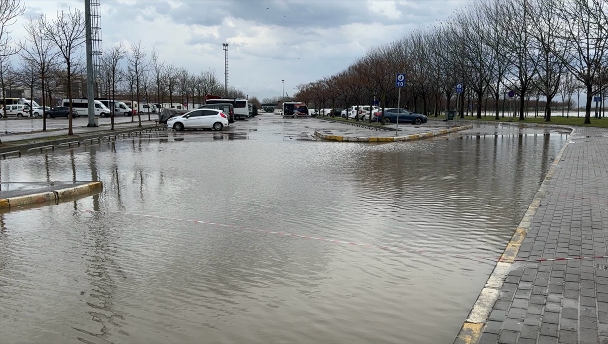 İzmit\'te fırtına nedeniyle sahil otoparkı su altında kaldı