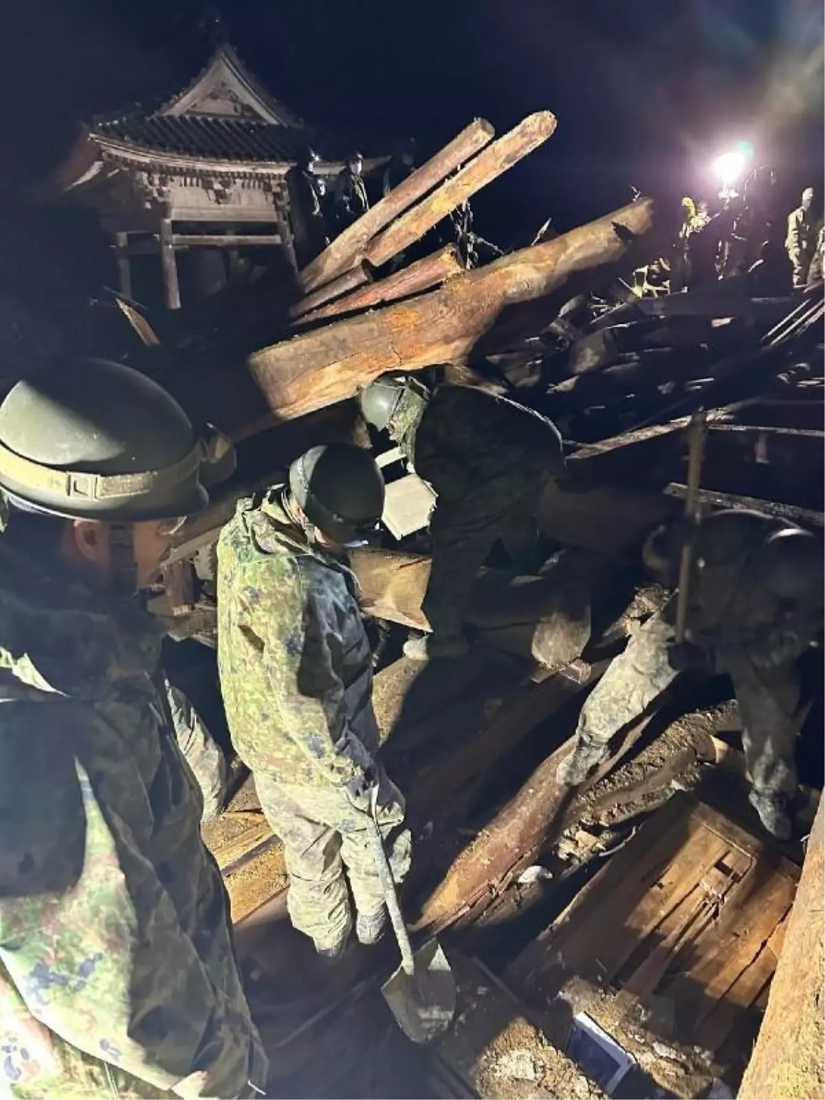 Japonya\'da 7.6 Büyüklüğündeki Depremde Ölü Sayısı 128\'e Yükseldi