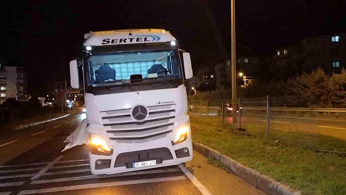 Orhangazi\'de Kamyonet Tıra Çarptıktan Sonra Karşı Şeride Geçti