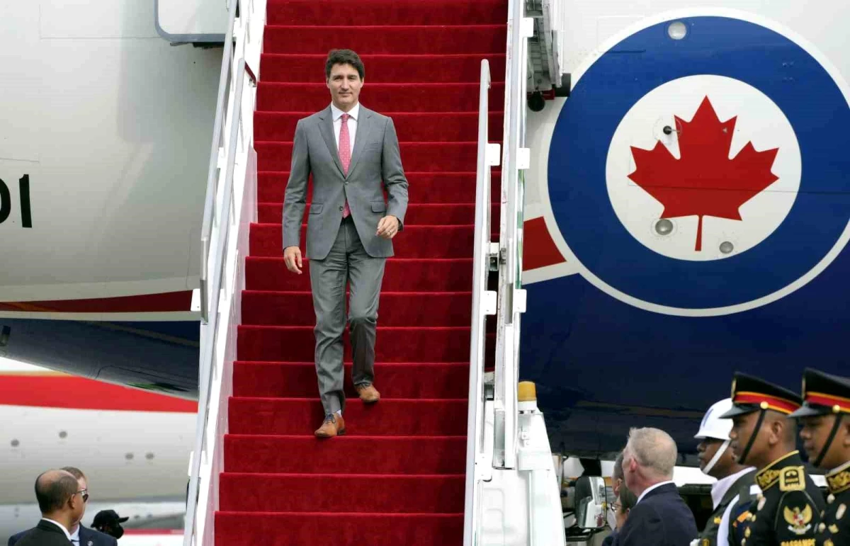 Kanada Başbakanı Trudeau\'nun Jamaika seyahatinde uçağı arızalandı