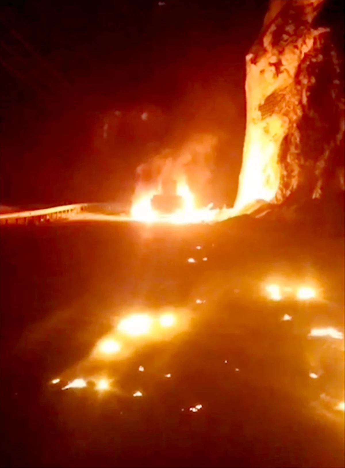 Karabük\'ün Yenice ilçesinde tırın dorsesi yangında kullanılamaz hale geldi
