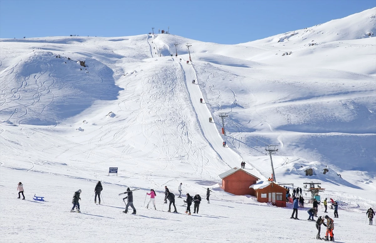 Hakkari\'deki Merga Bütan Kayak Merkezi Ziyaretçilerini Ağırlıyor