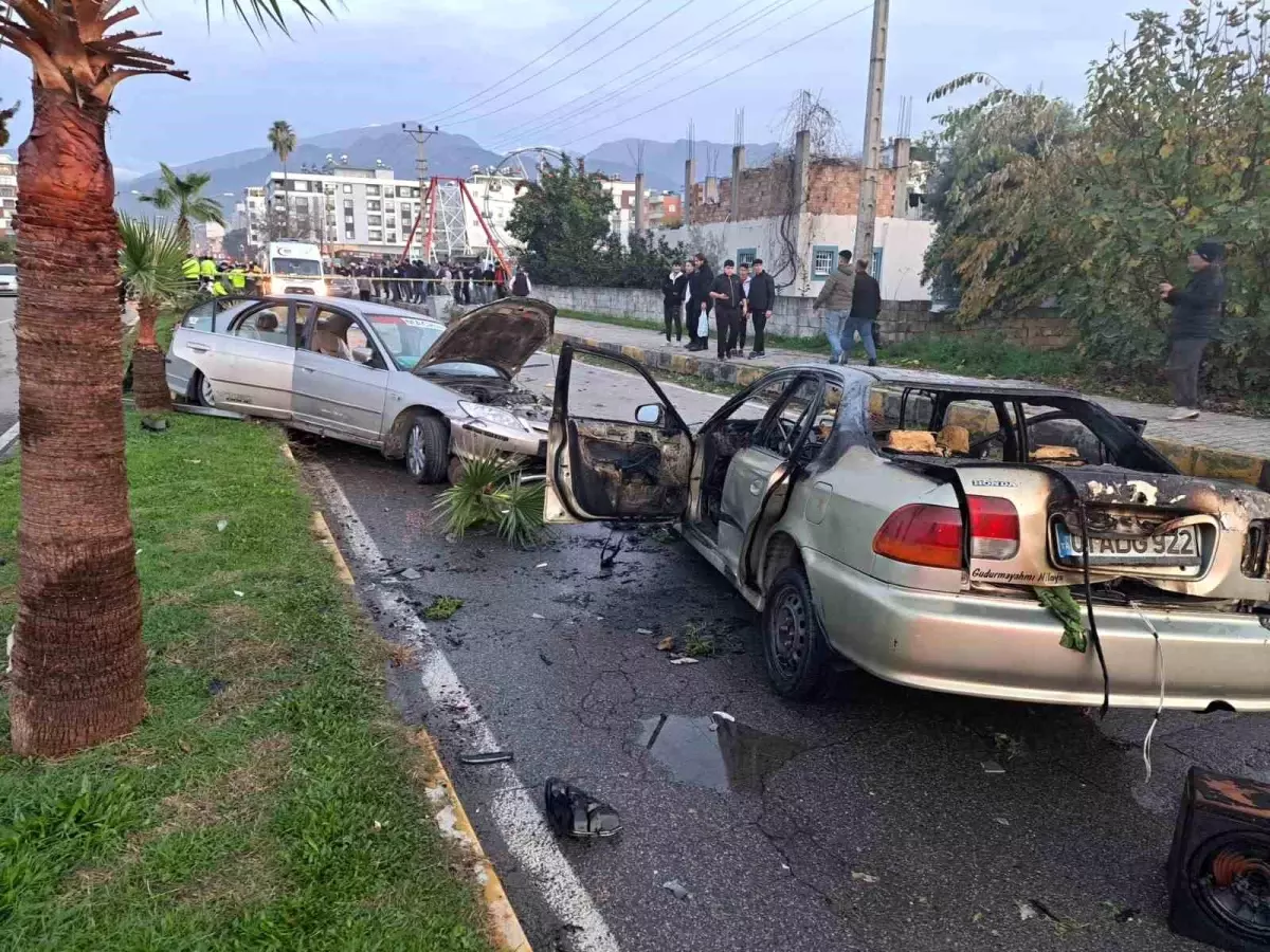 Dörtyol\'da trafik kazası sonrası yanmaya başlayan otomobil kamerada