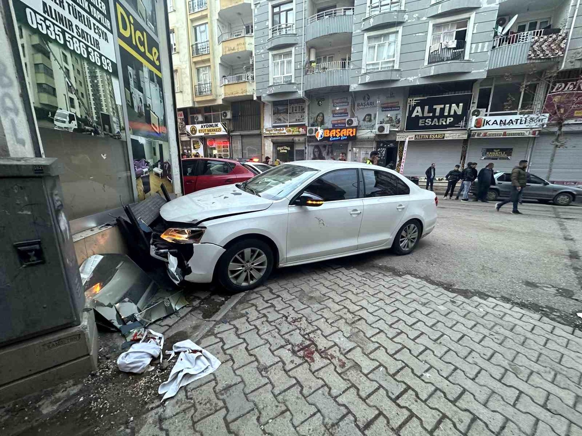 Şanlıurfa\'da Cadde Ortasında Kaza: Yaya Ağır Yaralandı