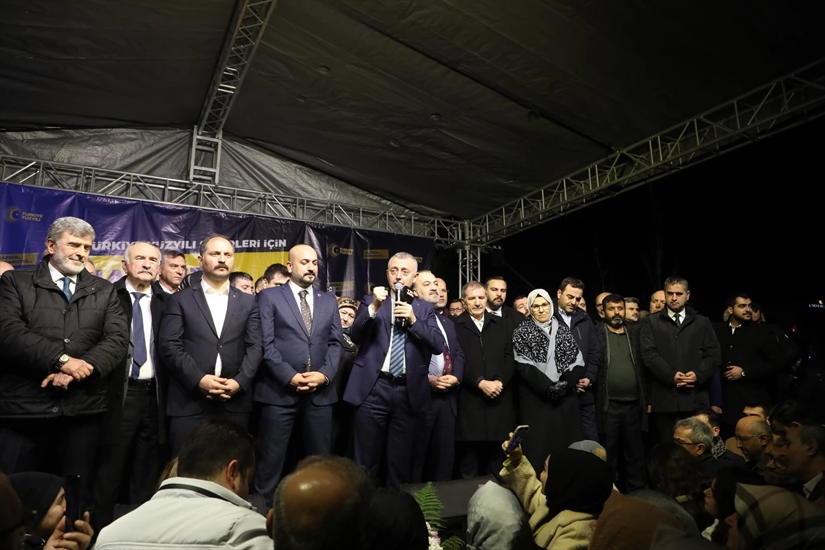 AK Parti\'nin Kocaeli Büyükşehir Belediye Başkanı adayı Tahir Büyükakın meşalelerle karşılandı