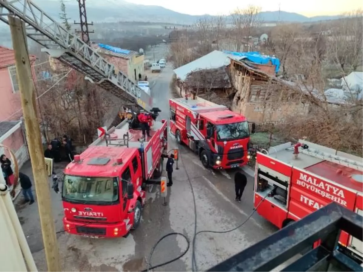 MALATAY\'da 2 Katlı Binanın Üst Katındaki Evde Çıkan Yangın Söndürüldü