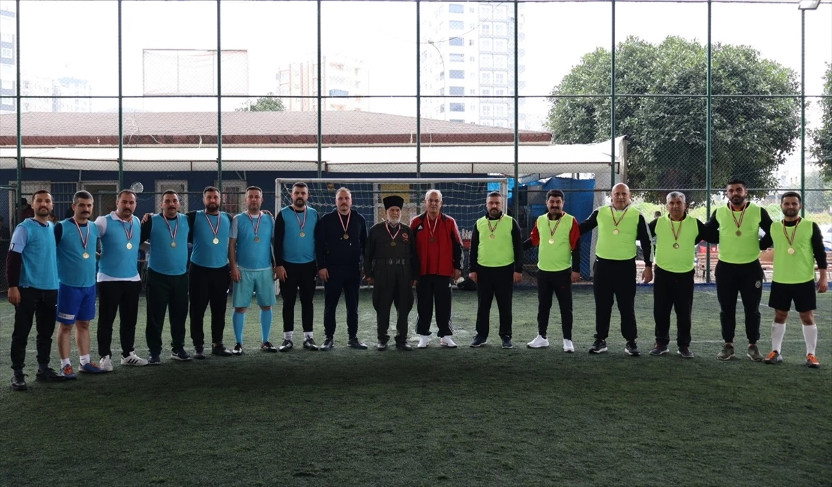 MHP Adana İl Başkanlığı, kentin düşman işgalinden kurtuluşunun 102. yıl dönümünde dostluk maçı düzenledi