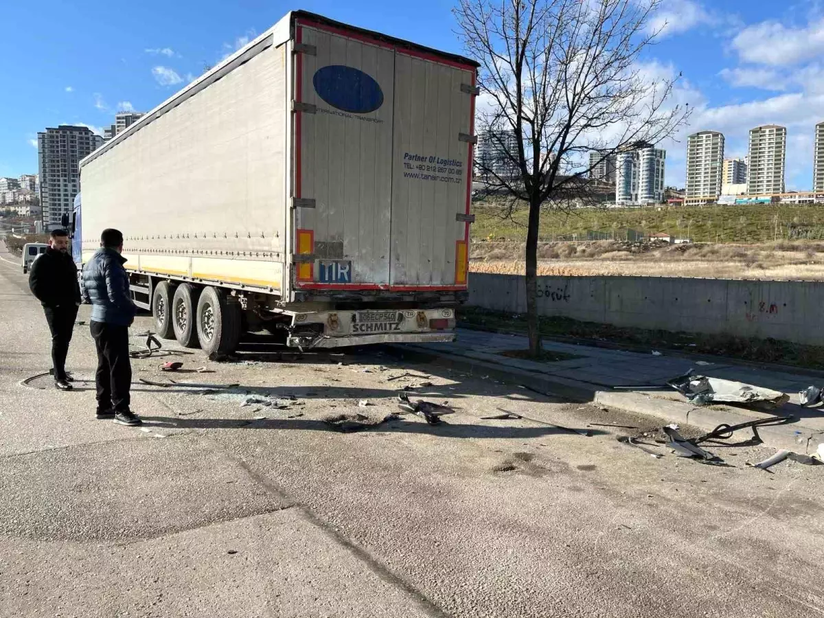 Ankara\'da park halindeki tır dorsesine çarpan genç hayatını kaybetti