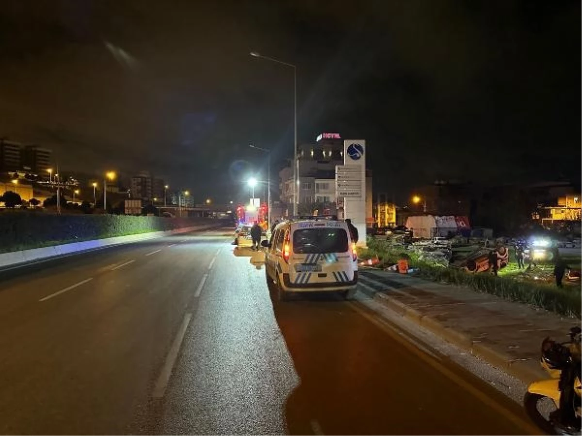 İzmir\'de Polis Otosu Kaza Yaptı: 3 Polis Yaralandı
