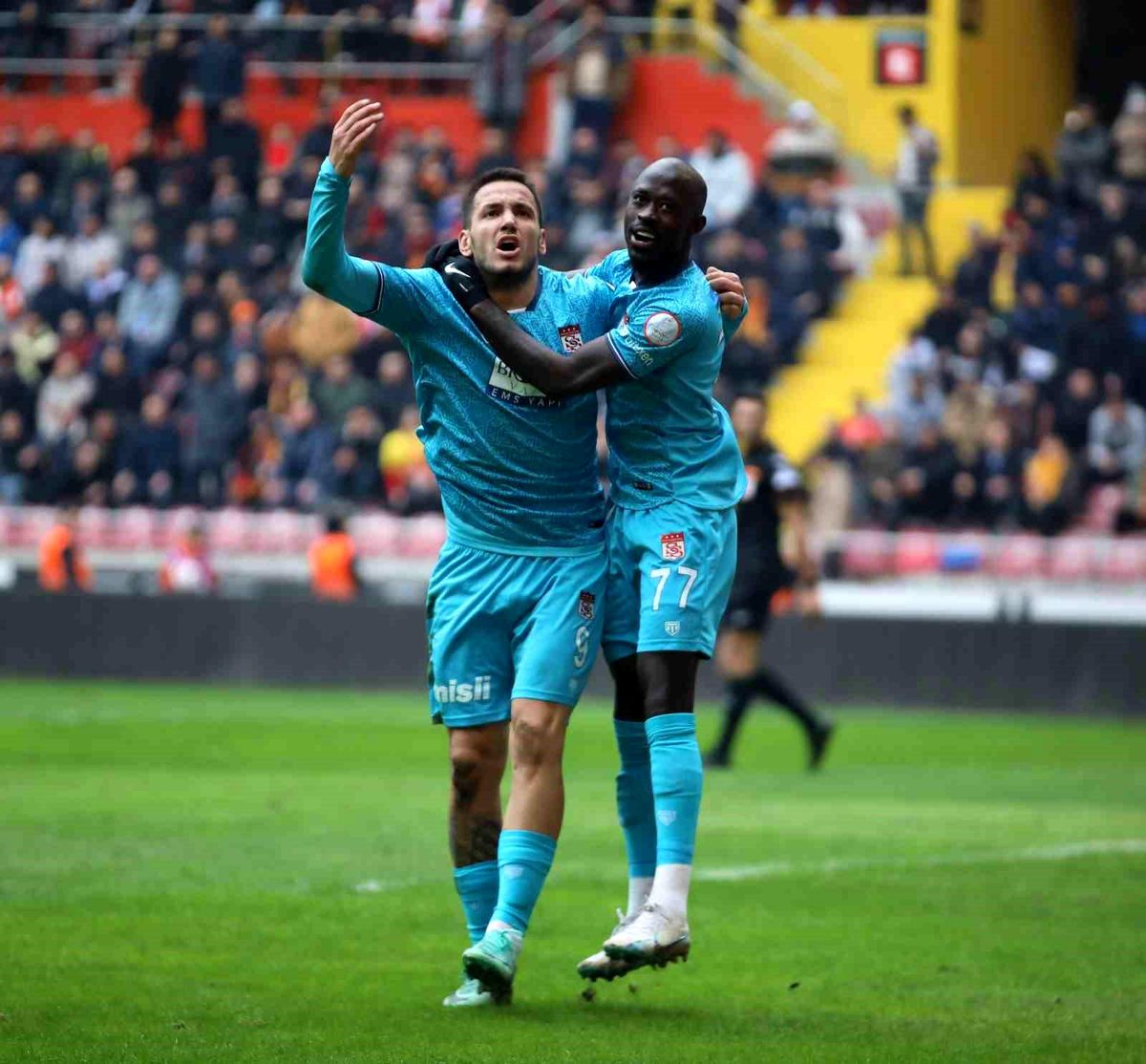 Rey Manaj, Sivasspor\'un Kayserispor maçında 2 gol atarak gol sayısını 11\'e çıkardı