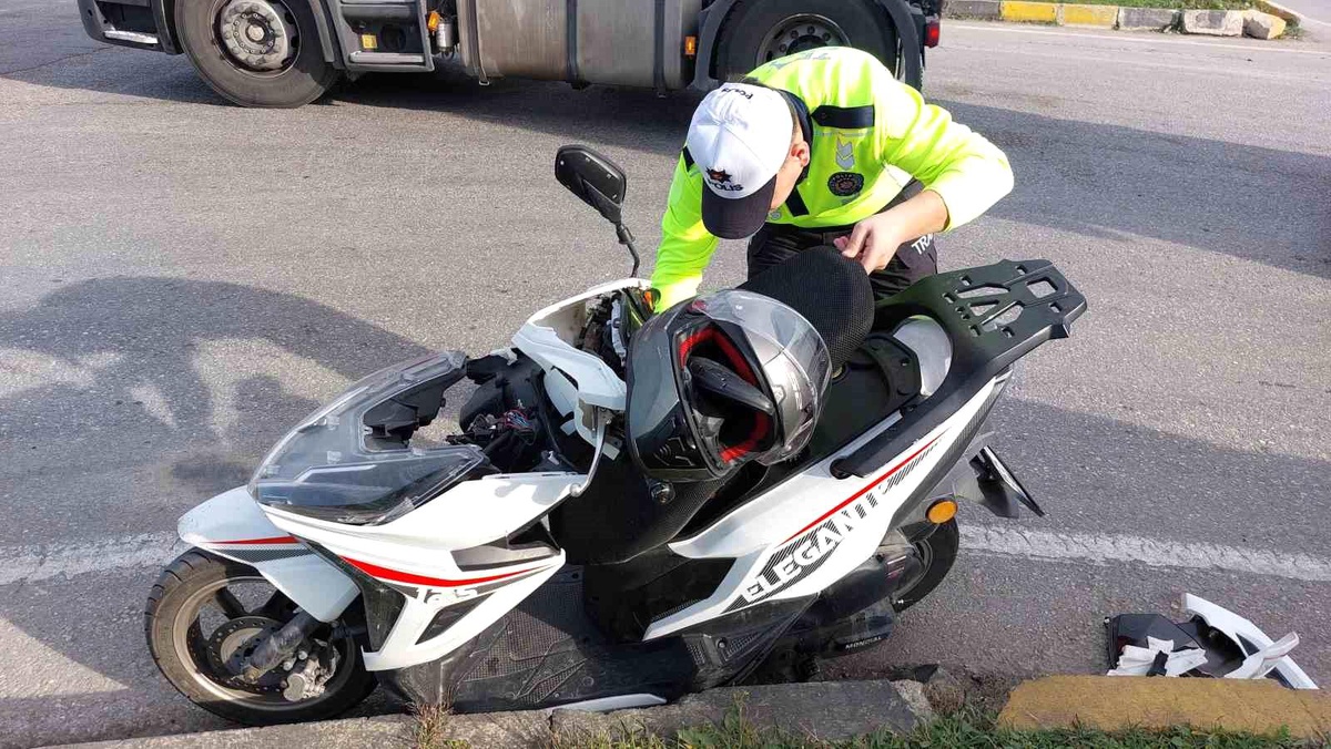 Samsun\'da Otomobil ile Motosiklet Çarpıştı: 2 Kişi Yaralandı