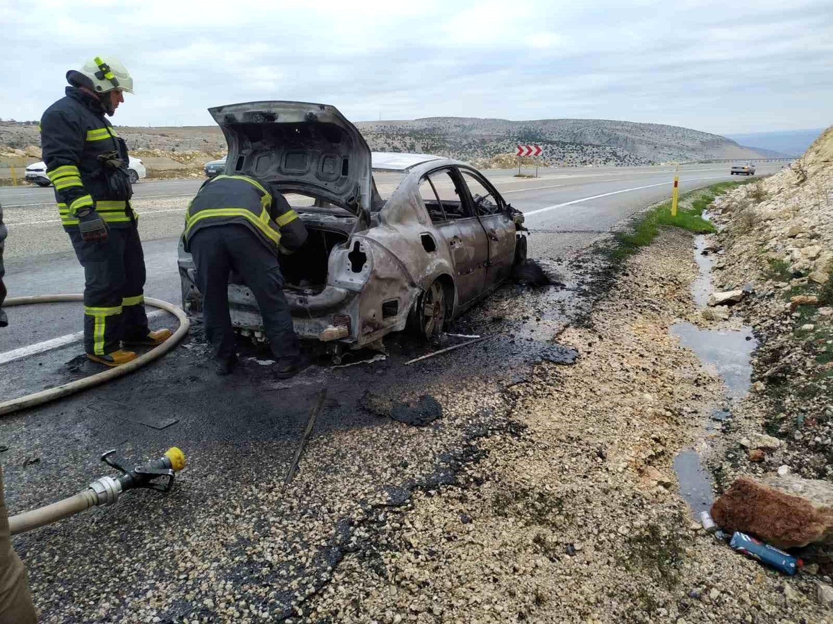 Gaziantep\'te Otomobil Yanarak Kullanılamaz Hale Geldi