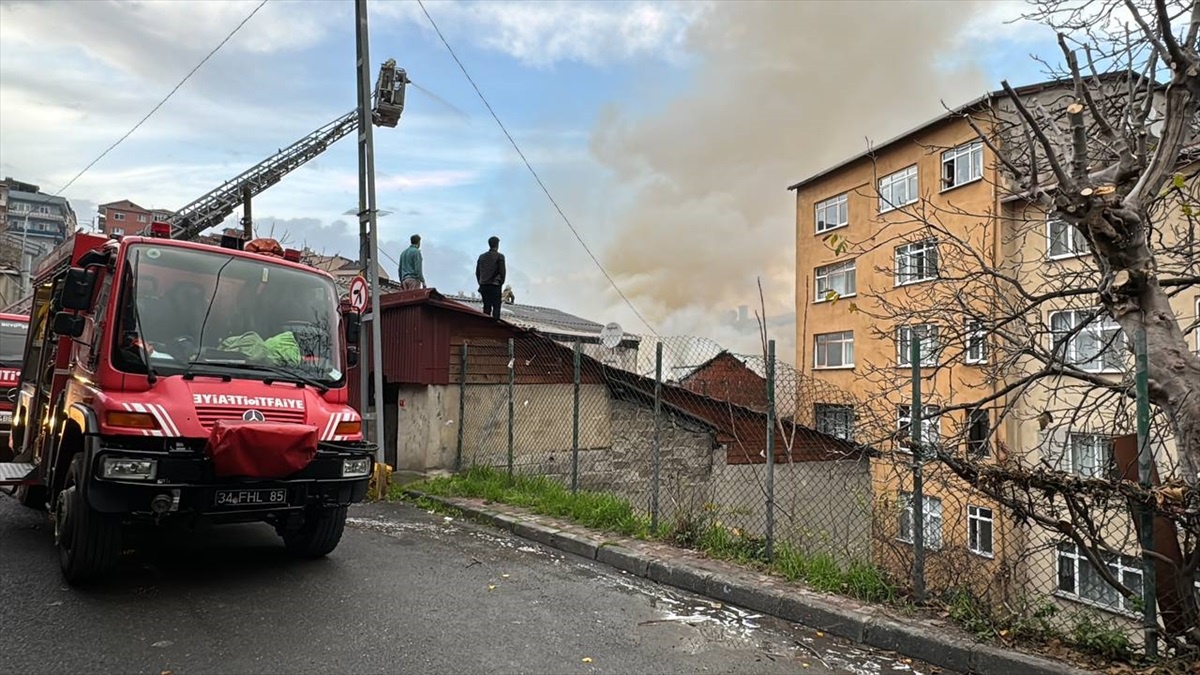 Şişli\'de çıkan yangın bitişik binaya sıçradı
