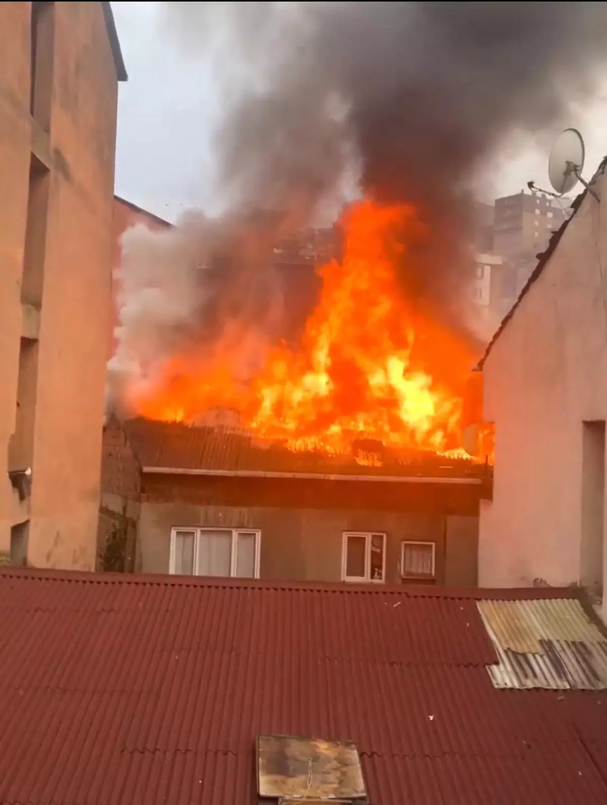 Şişli\'de çocukların çıkardığı yangında yabancı uyruklu aile evsiz kaldı