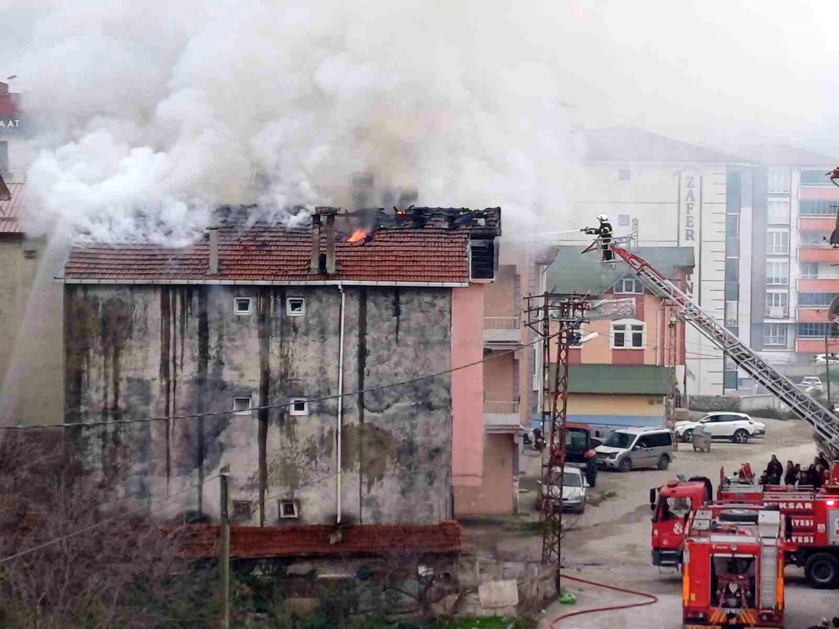 Niksar\'da 3 Katlı Binanın Çatısında Yangın Çıktı