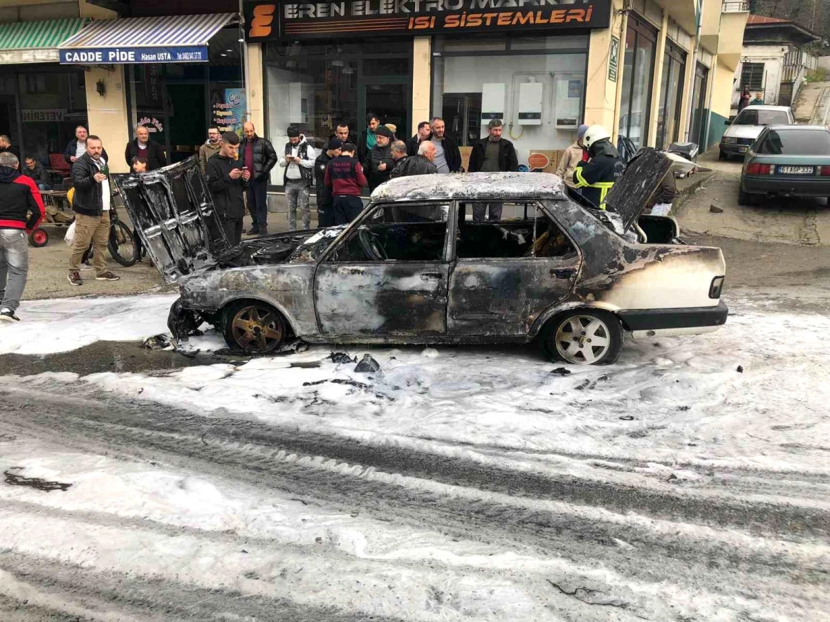 Trabzon\'un Vakfıkebir ilçesinde sokak ortasında araç yangını